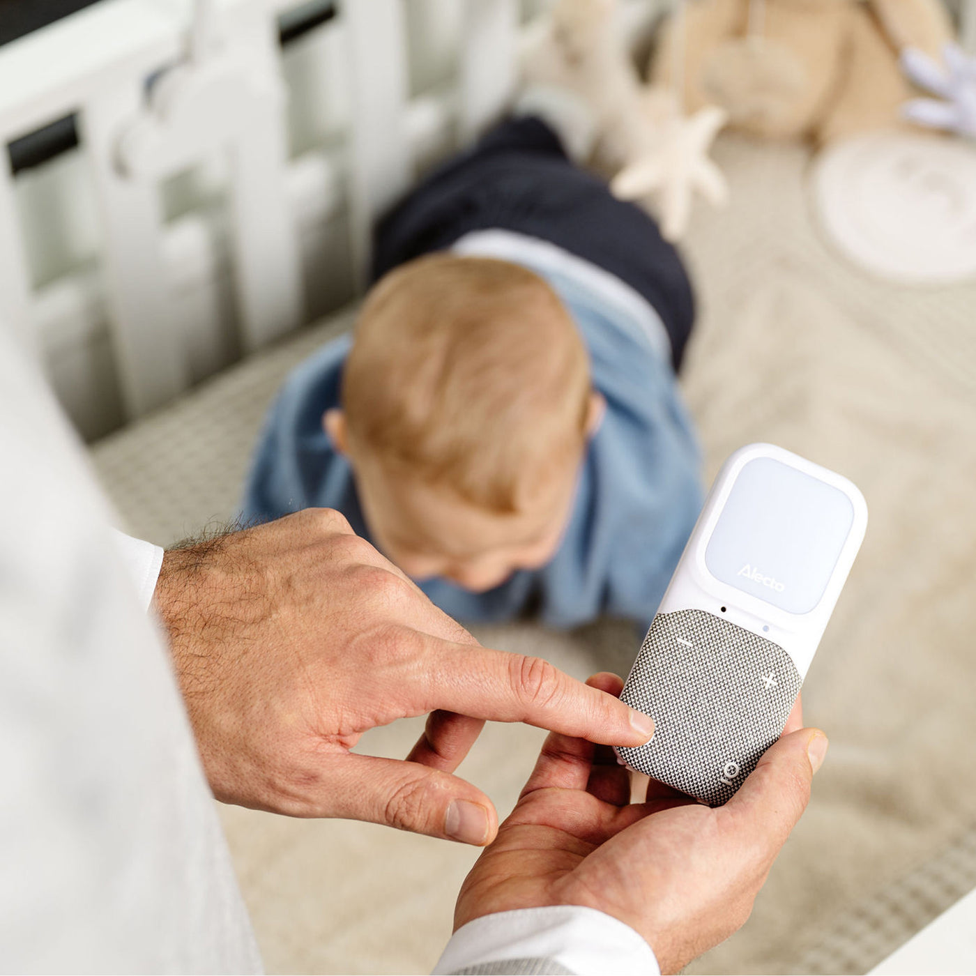 Alecto DBX135 - Babyphone audio Full Eco moderne avec qualité sonore DECT cristalline, longue autonomie en veille et veilleuse - Blanc/Gris