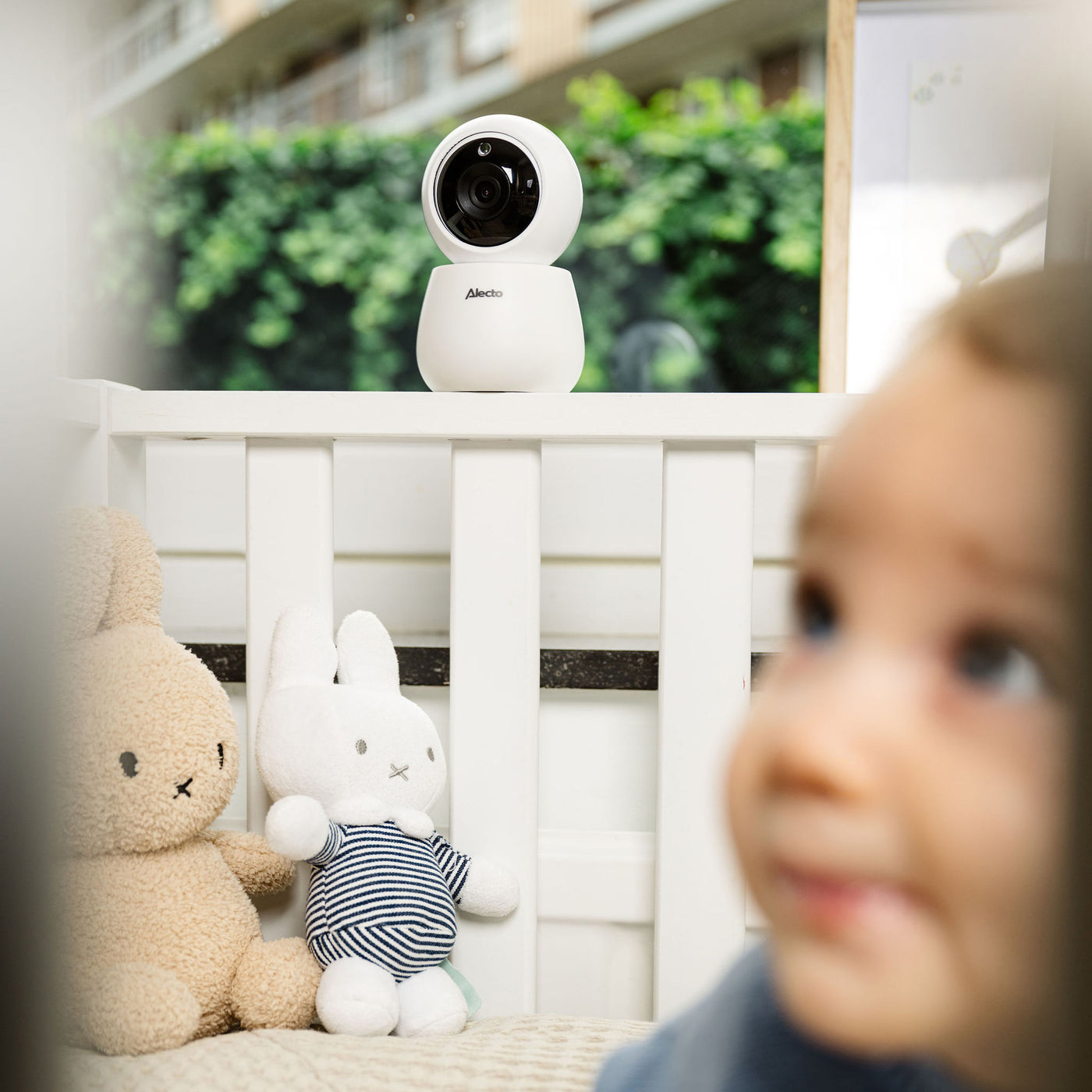 Alecto DVM2043 - Baby monitor with camera featuring a large 4.3" colour display and night light - Remote controlled - White