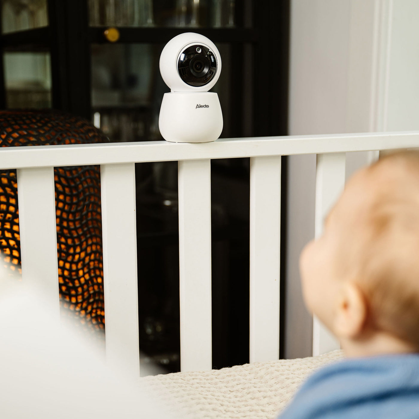 Alecto DVM2043 - Baby monitor with camera featuring a large 4.3" colour display and night light - Remote controlled - White